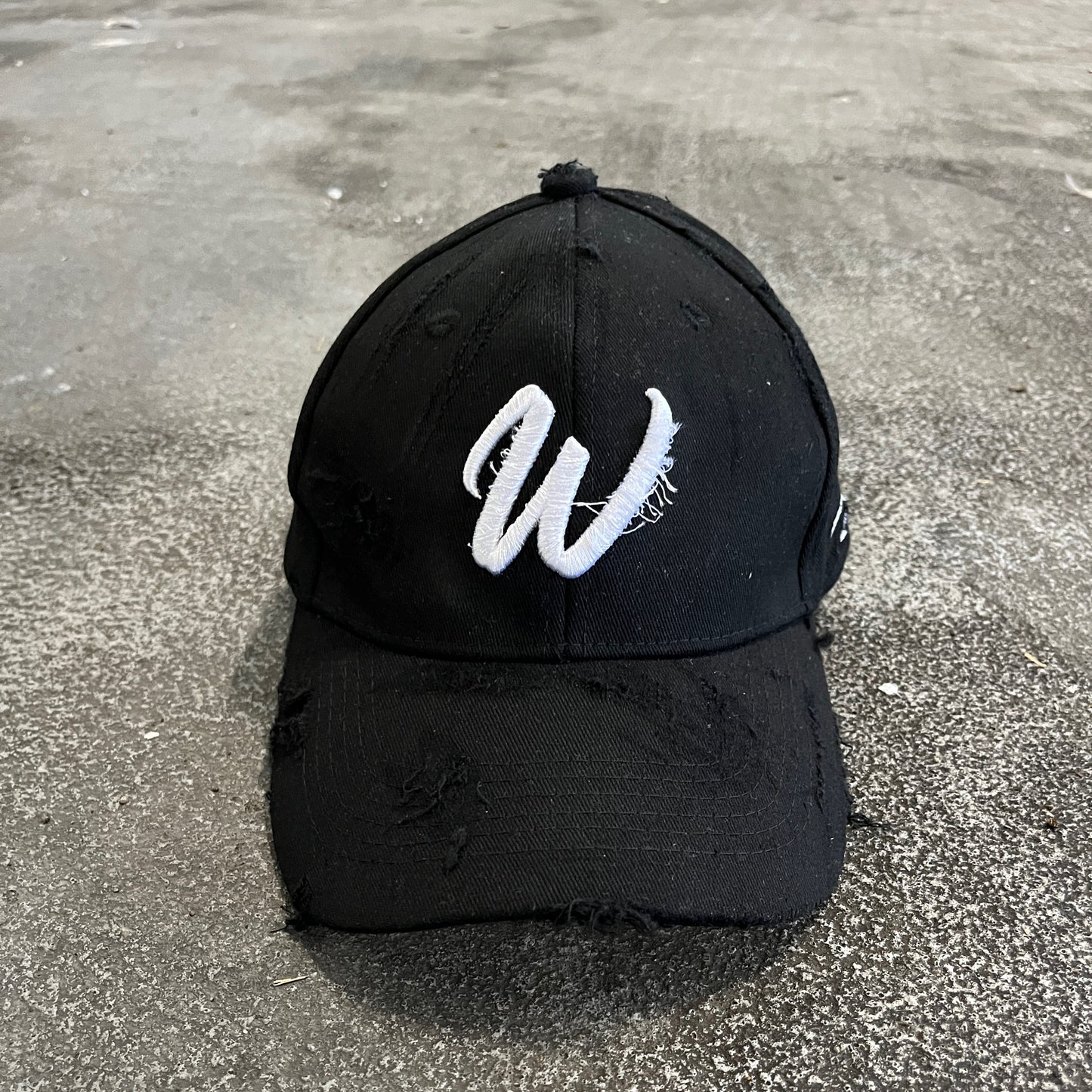 DISTRESSED BLACK CAP