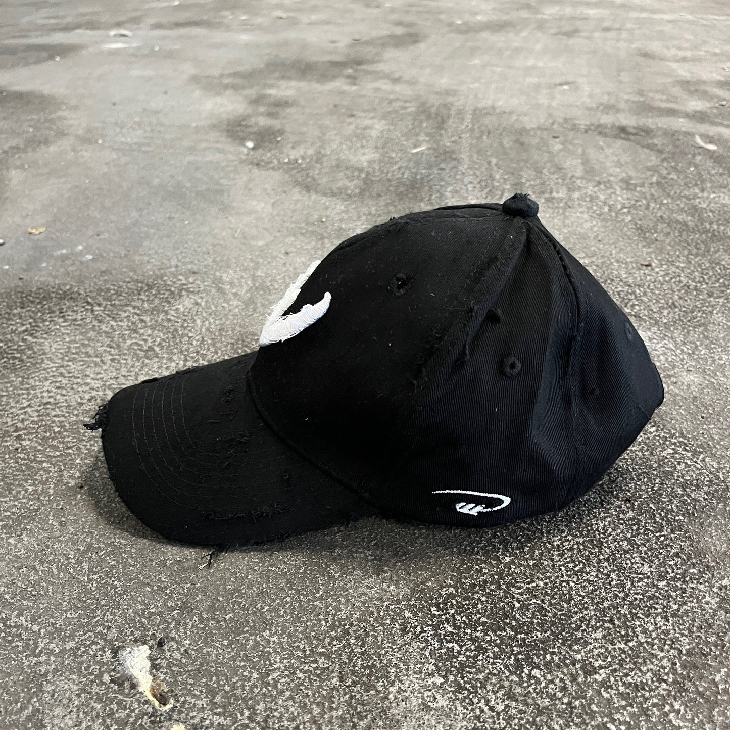 DISTRESSED BLACK CAP