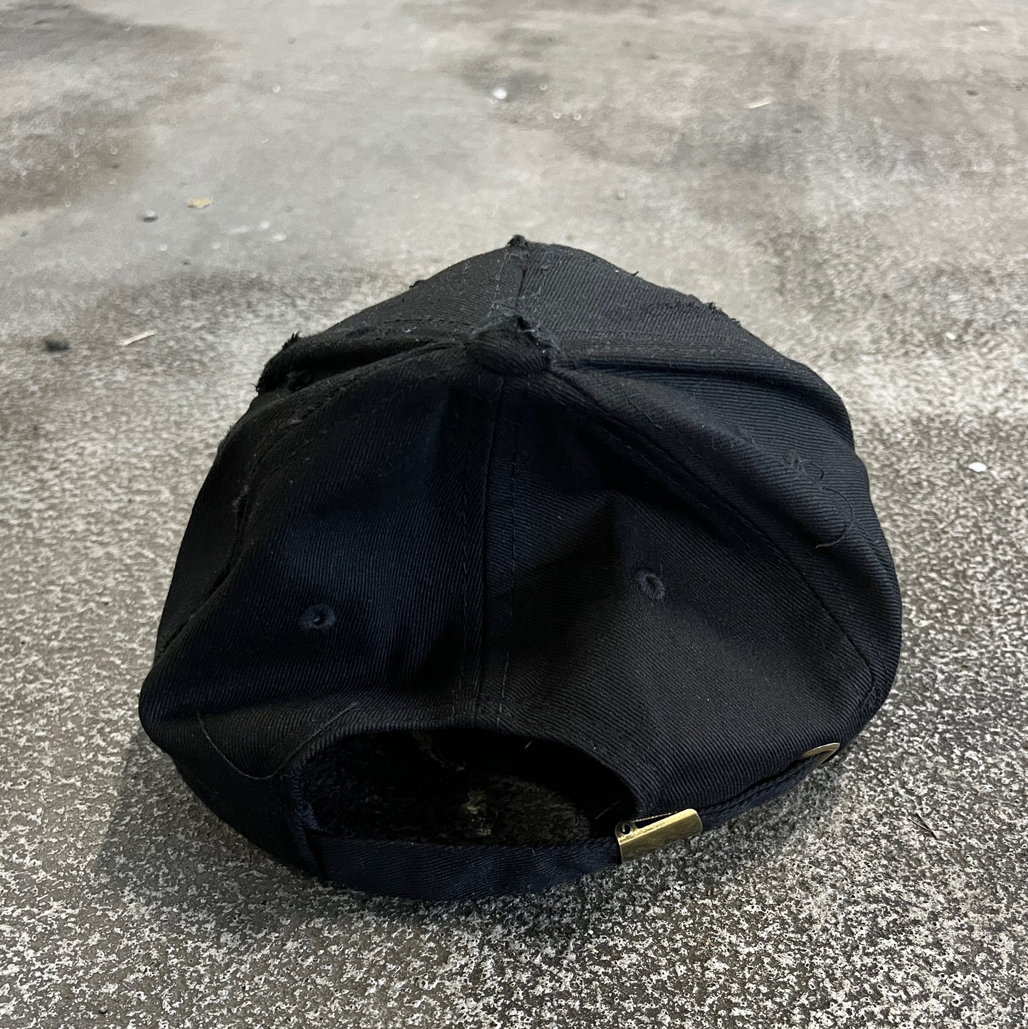 DISTRESSED BLACK CAP