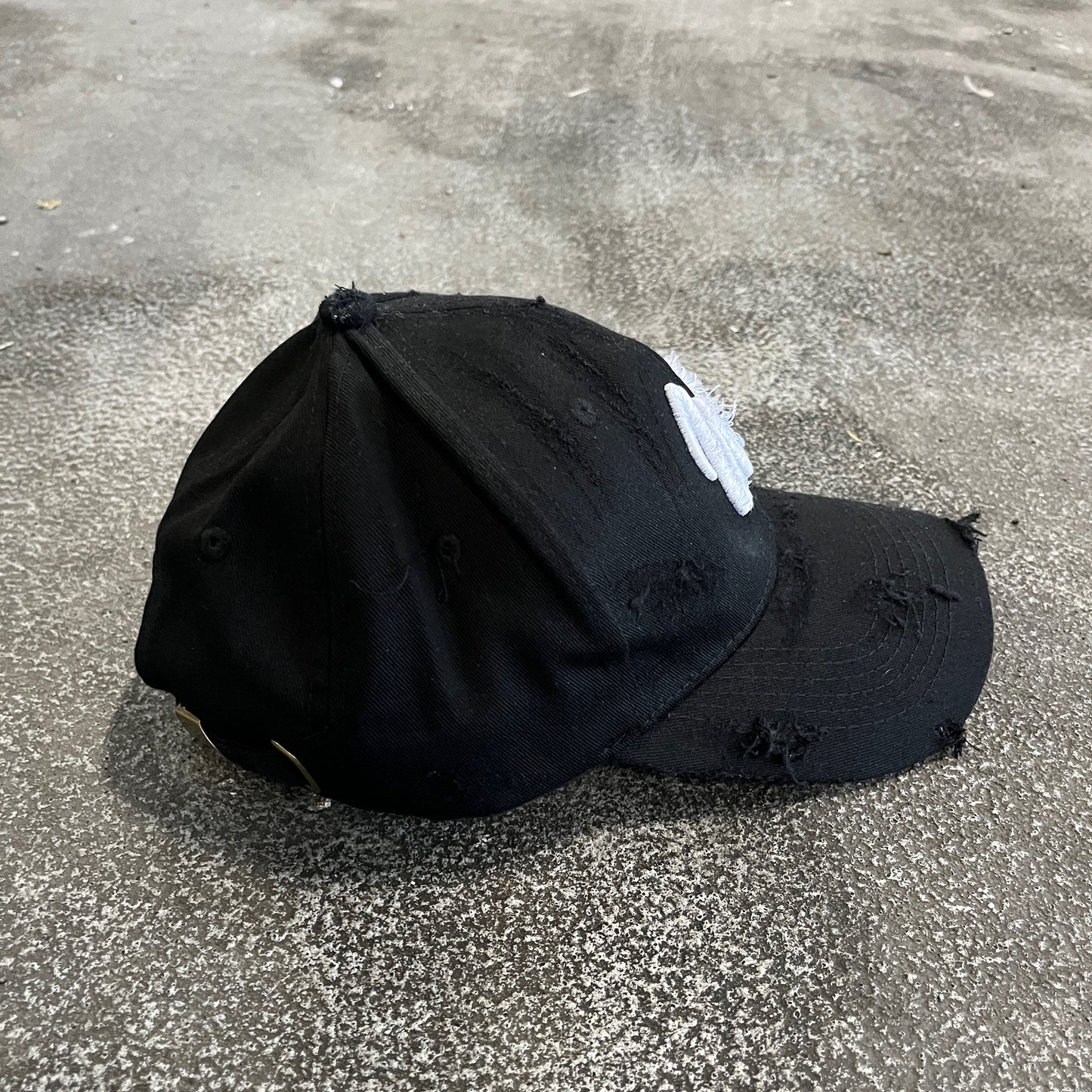 DISTRESSED BLACK CAP